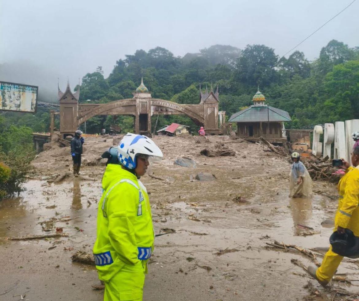 Kondisi jembatan Kembar Kota Padang Panjang pasca dihantam banjir bandang, Kamis, 27/11/2025 siang. Tampak jalur Padang Panjang- Padang ini dipenuhi matrial lumpur, batu dan kayu kayu besar.
